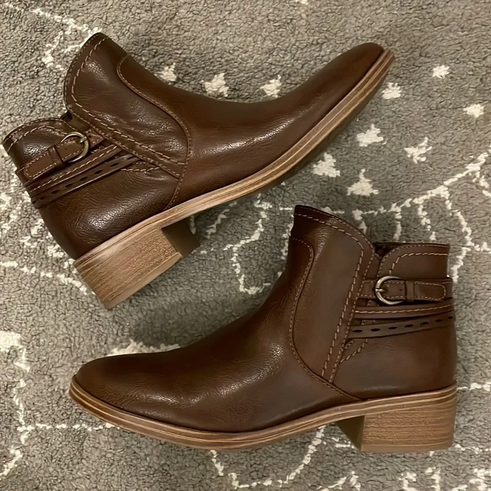 Baretraps Medley Brown comfy ankle booties - Picture 2 of 13